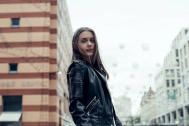 Deri ceketli, uzun saçlı güzel bir kadın. 