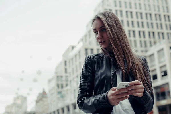 Woman City Using Smartphone Pretty Young Woman Long Hair Leather — Stock Photo, Image