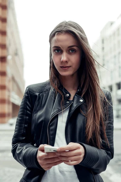 Woman City Using Smartphone Pretty Young Woman Long Hair Leather — Stock Photo, Image
