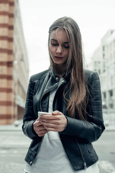 Woman City Using Smartphone Pretty Young Woman Long Hair Leather — Stock Photo, Image