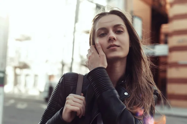  Deri ceketli, uzun saçlı güzel bir kadın. 