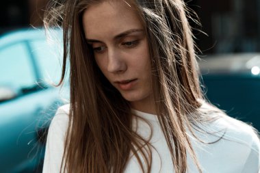 sarı saçlı çok güzel bir genç kadının yatay portresi. Model kameraya bakıyor. Sokakta poz veren kız. Büyük fotoğraf