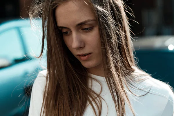 sarı saçlı çok güzel bir genç kadının yatay portresi. Model kameraya bakıyor. Sokakta poz veren kız. Büyük fotoğraf