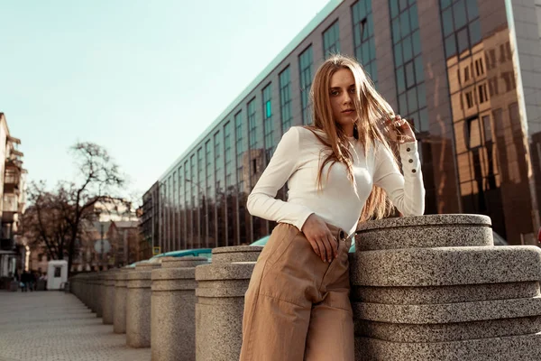 Jovem Posando Câmera Meio Uma Cidade Modelo Bonito Com Cabelo — Fotografia de Stock