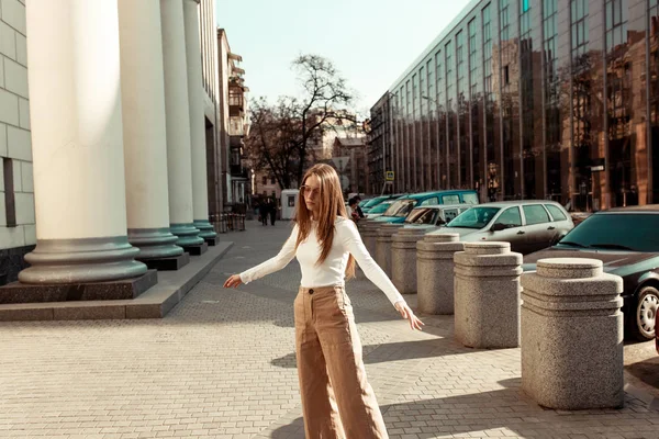 Jovem Posando Câmera Meio Uma Cidade Modelo Bonito Com Cabelo — Fotografia de Stock