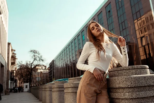 Jovem Posando Câmera Meio Uma Cidade Modelo Bonito Com Cabelo — Fotografia de Stock