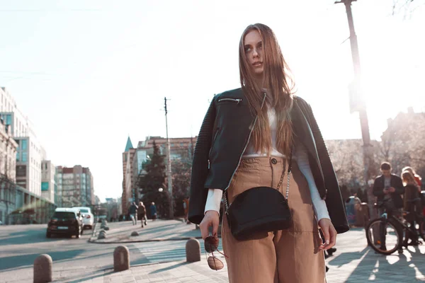 Ung Flicka Bakgrunden Den Nedgående Solen Promenader Genom Staden Moderiktig — Stockfoto