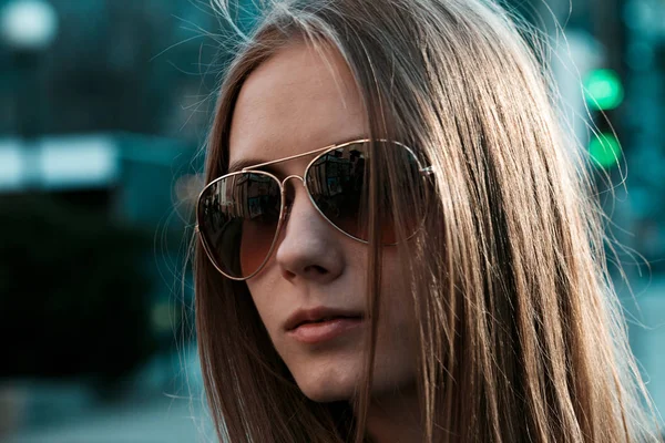 sarı saçlı çok güzel bir genç kadının yatay portresi. Model kamerada poz vermekte. Büyük fotoğraf. Headshot