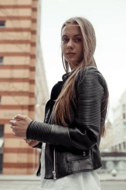 Deri ceketli güzel kadın.