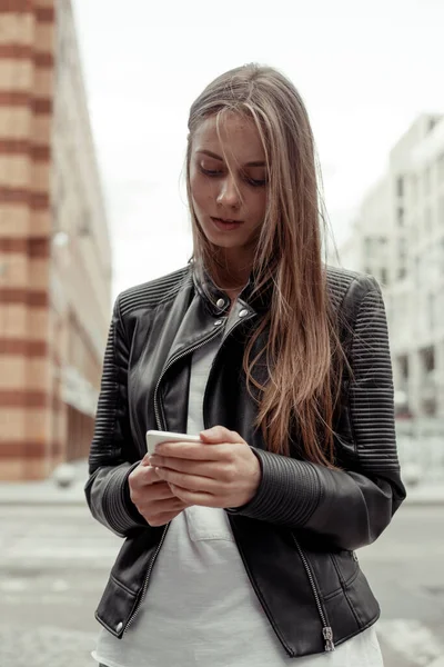 Young Woman Wearing Black Leather Jacket White Shirt Reading Emails — Stock Photo, Image