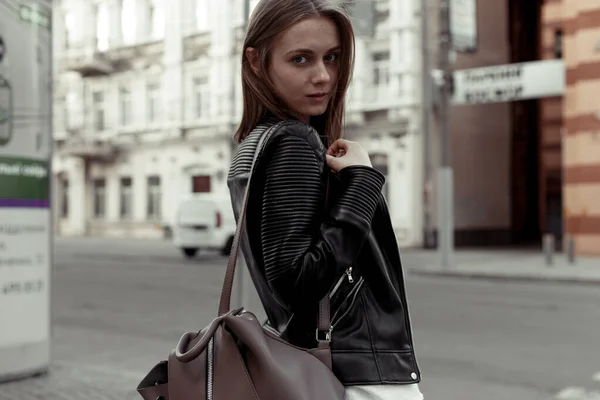 Mulher Com Bolsa Ombro Mulher Casaco Couro Preto Retrato Sobre — Fotografia de Stock