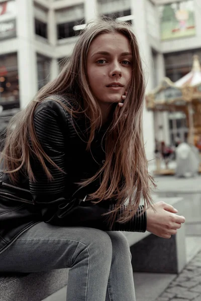 Portret Van Een Zelfverzekerde Jonge Vrouw Vrouwelijk Model Zittend Een — Stockfoto