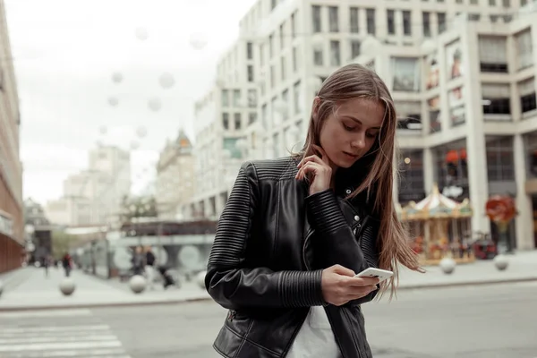 Pretty Girl Wearing Black Leather Jacket Typing Message Mobile Phone — Stock Photo, Image