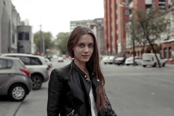 Modelo Femenino Pie Medio Carretera Mirando Cámara Sonriendo Chica Que Fotos De Stock Sin Royalties Gratis