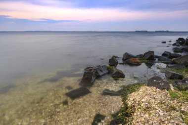 Grevelingenmeer: Zeeland, Hollanda üzerinde güzel gün batımı. Bu bir sürü istirahat, su sporları ve Turizm ile Avrupa'nın en büyük tuzlu su gölüdür  