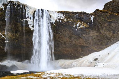 İzlanda Simgesel Yapı büyük Seljalandsfoss kar ve buz ile bir kış ortamda şelaleler.