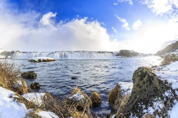 アイスランドのランドマーク Faxafoss ゴールデン サークルに沿って滝が雪と氷で冬の設定でアイスランドをルーティング — ストック写真