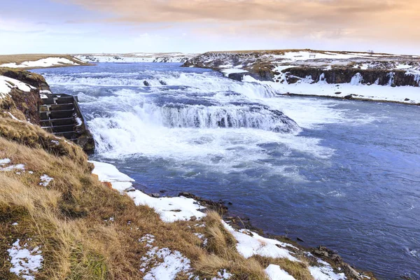 スコウガ滝滝 雪と氷の劇的な黒と白の冬の風景とアイスランドのランドマーク — ストック写真