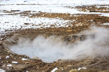 Jeotermal manzara Strokkur Geysir kışın. Altın daire üzerinde Geyir turistler için popüler bir cazibe bulunmaktadır.