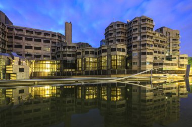 18 Temmuz 2018 - Zoetermeer, Hollanda. Genel istihbarat ve güvenlik hizmeti (Hollandaca: Algemene Inlichtingen-tr Veiligheidsdienst (Aivd) fütüristik ofis dusk sırasında Binası.