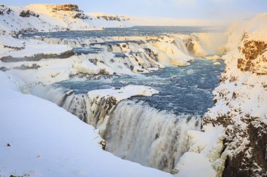 Altın daire yol, İzlanda kış sezonunda yer alan Gullfoss şelaleler. Buz, kar, su ve günbatımı.