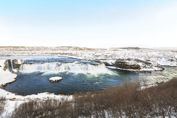 アイスランドのランドマーク Faxafoss ゴールデン サークルに沿って滝が雪と氷で冬の設定でアイスランドをルーティング — ストック写真