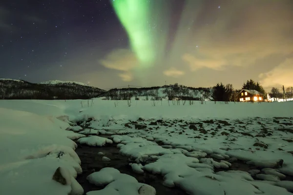 Северное Сияние Aurora Borealis Ночью Немного Воды Переднем Плане Арктическим — стоковое фото