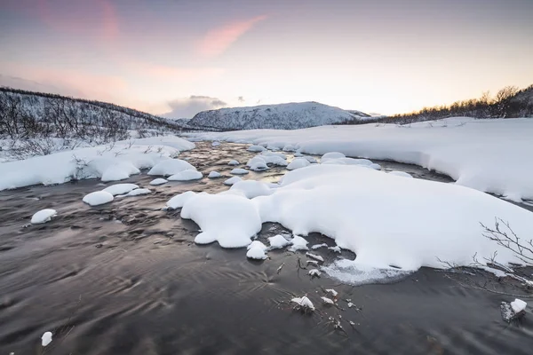 Küçük Bir Akışı Buzlu Arctic Karlı Kış Manzara Arka Plan — Stok fotoğraf