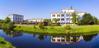 Küçük turistik Simgesel Yapı bir kanal ve köyün merkezinde Oranje yansıma İl: Drenthe, Netherlands.