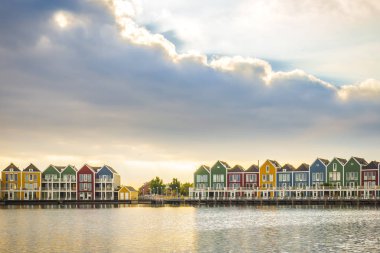 Hollandalı, modern, renkli vinex mimari tarzı waterside dramatik ve bulutlu gün batımı sırasında ev sahipliği yapmaktadır. Houten Utrecht.