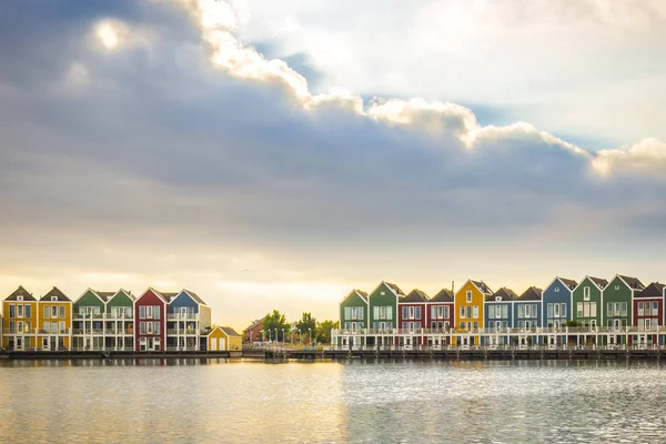 Nederlands Moderne Kleurrijke Vinex Het Platform Stijl Huizen Langs Waterkant — Stockfoto