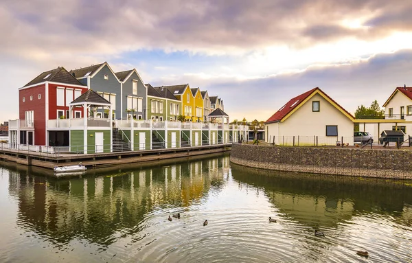 Nederlands Moderne Kleurrijke Vinex Het Platform Stijl Huizen Langs Waterkant — Stockfoto