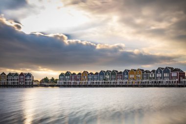 Hollandalı, modern, renkli vinex mimari tarzı waterside dramatik ve bulutlu gün batımı sırasında ev sahipliği yapmaktadır. Houten Utrecht.