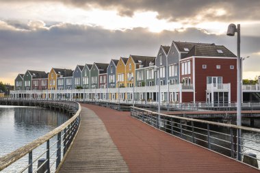 Hollandalı, modern, renkli vinex mimari tarzı waterside dramatik ve bulutlu gün batımı sırasında ev sahipliği yapmaktadır. Houten Utrecht.