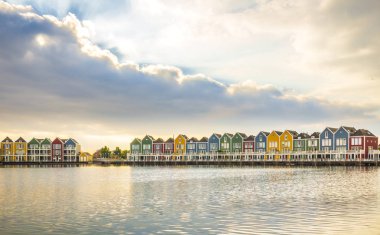 Hollandalı, modern, renkli vinex mimari tarzı waterside dramatik ve bulutlu gün batımı sırasında ev sahipliği yapmaktadır. Houten Utrecht. HDR