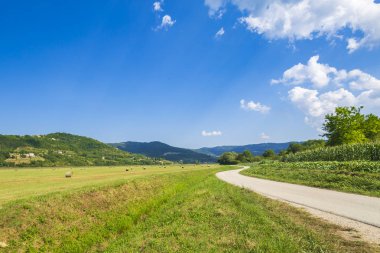Güzel tarım manzara manzara dağlar, tepeler ve tarım arazileri gün güneşli yaz ile taşra Istria, mavi gökyüzü temizleyin; Hırvatistan