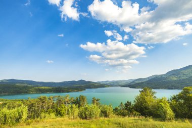 Güneşli bir yaz Butoniga gölde doğal görünümü. Dring su su deposu olarak hizmet vermektedir