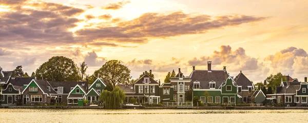 Typisch Traditionele Nederlandse Architectuur Houten Huizen Buurt Van Water Aan — Stockfoto
