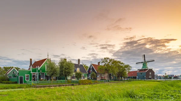 Avonds Straatmening Typisch Traditionele Nederlandse Huis Windmolen Historische Architectuur Brug — Stockfoto