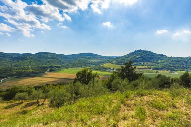 Güzel tarım manzara manzara dağlar, tepeler ve tarım arazileri gün güneşli yaz ile taşra Istria, mavi gökyüzü temizleyin; Hırvatistan
