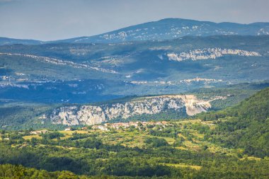 Güzel tarım manzara manzara dağlar, tepeler ve tarım arazileri gün güneşli yaz ile taşra Istria, mavi gökyüzü temizleyin; Hırvatistan