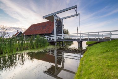 Genellikle geleneksel Hollanda evi, tarihi mimari ve su Zaanse Schans'a, Amsterdam, köprüden. Çekici Simgesel Yapı.