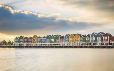 Hollandalı, modern, renkli vinex mimari tarzı waterside dramatik ve bulutlu gün batımı sırasında ev sahipliği yapmaktadır. Houten Utrecht.
