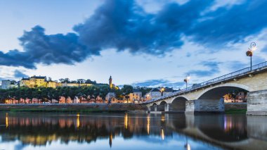 Val de Loire, Fransa kalbinde yer alan mavi saatinde Chinon kasaba. İyi bilinen şaraplar, Kalesi ve tarihi kent. Popüler turizm seyahat hedef.