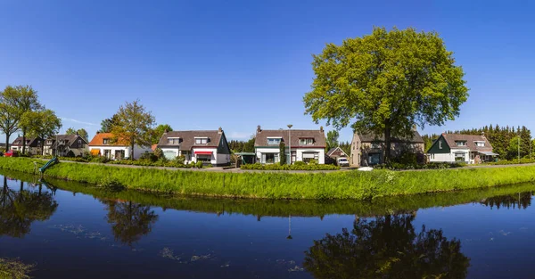 Residentiële Huizen Een Kleine Toeristische Landmark Dorp Met Een Gracht — Stockfoto