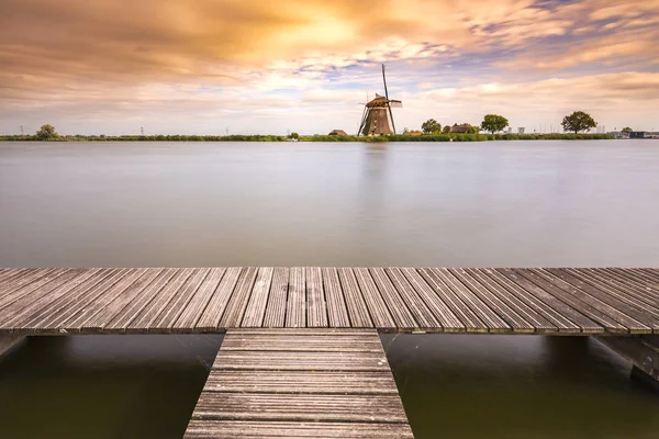 Krajina Krásný Oranžový Západ Slunce Zamračenou Oblohou Staré Holandské Tradiční — Stock fotografie