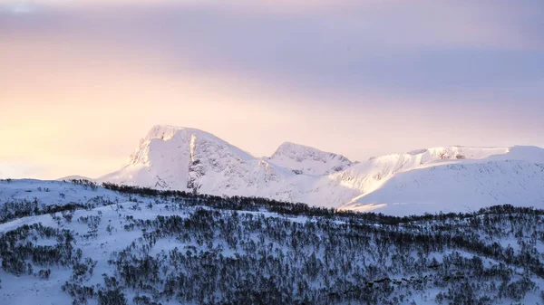 Vista Perto Sobre Picos Montanha Nevados Fiorde Escandinavo Durante Pôr — Fotografia de Stock