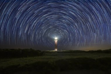 Ouddorp, Hollanda merkezinde, star yollar ile gece feneri