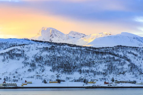 Havas Csúcsok Egy Skandináv Fjord Téli Naplemente Alatt Kiadványról — Stock Fotó
