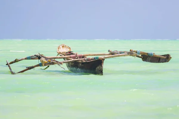 Dhow barcă de lemn într-o mare tropicală albastră limpede la Ocea indiană — Fotografie, imagine de stoc
